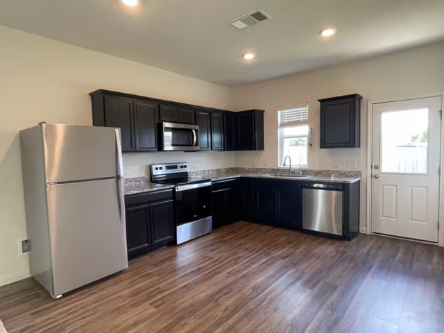 532 Peony Ct Jarrell, TX 76537 photo 3