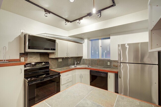 1038 Lakeview Boulevard East, Seattle, WA 98102 photo 2