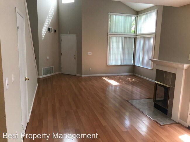 2904 Honeysuckle Cir photo 4