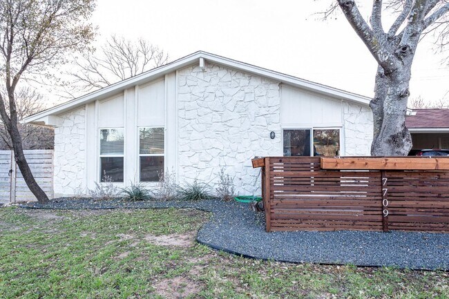 7709 Eastcrest Dr Austin, TX 78752 photo 2