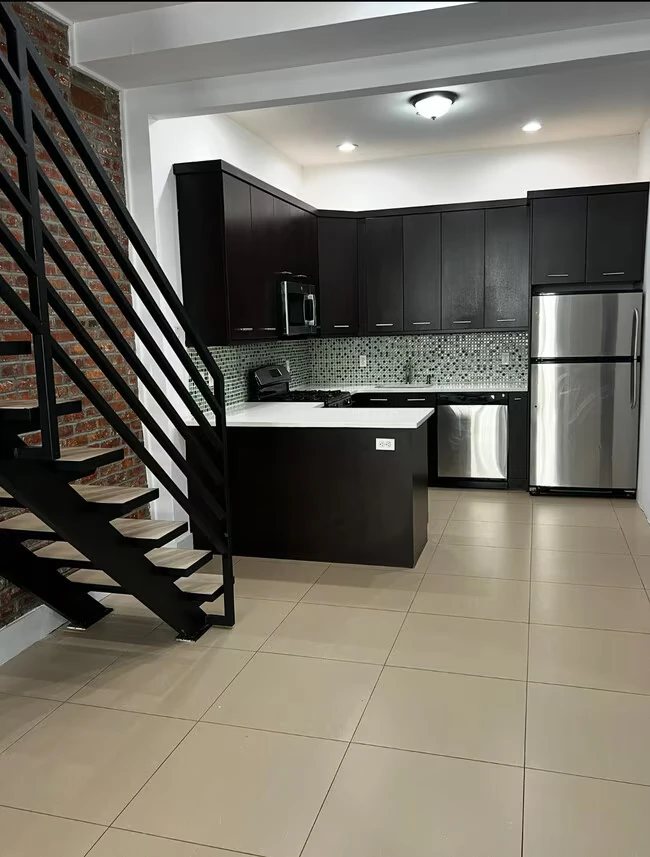 2575 22nd St Astoria, NY 11102 photo 4
