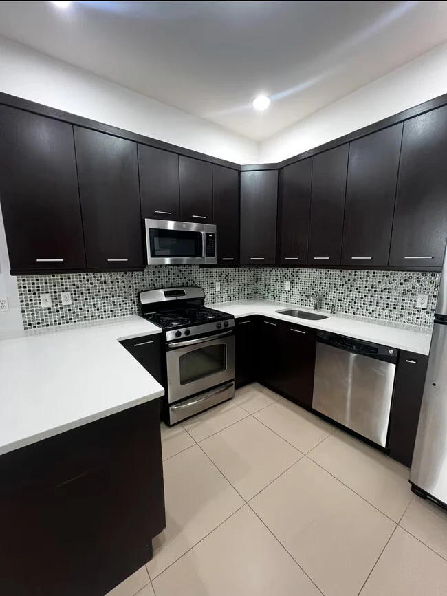 2575 22nd St Astoria, NY 11102 photo 2