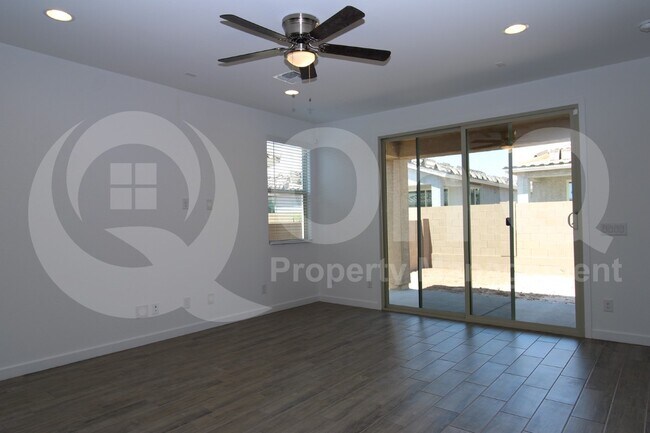 17114 West Fallen Leaf Lane, Surprise, AZ 85387 photo 4