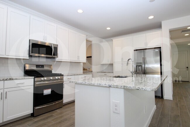 17114 West Fallen Leaf Lane, Surprise, AZ 85387 photo 2