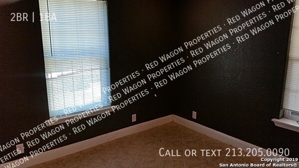 236 E Dullnig Ct San Antonio, TX 78223 photo 4