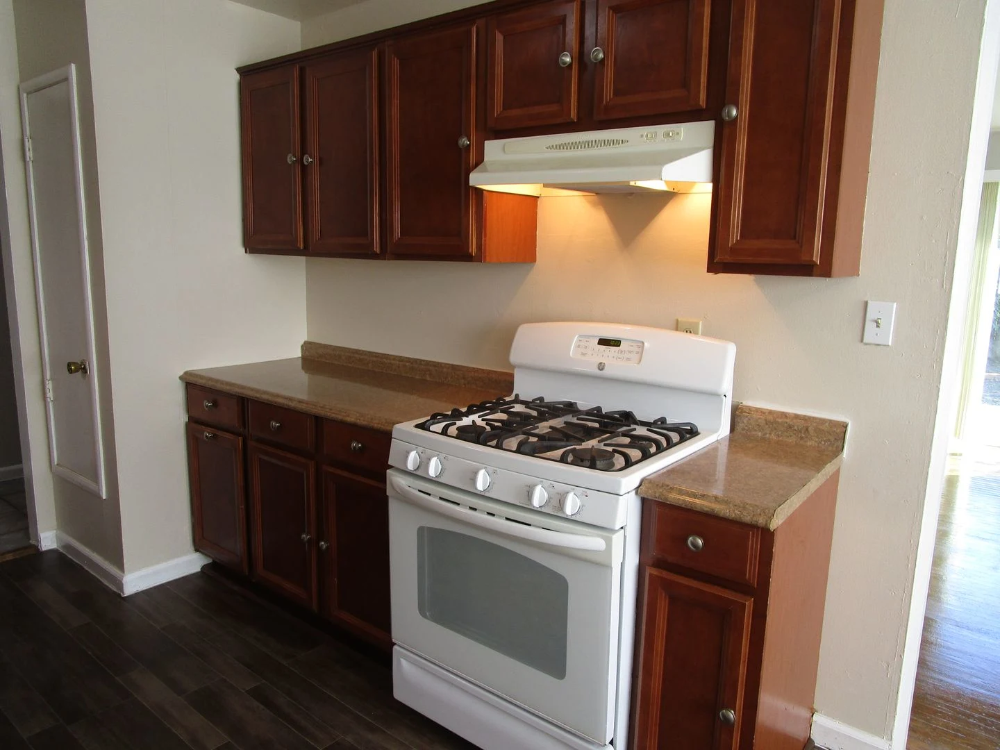 1642 Dover Ave photo 3