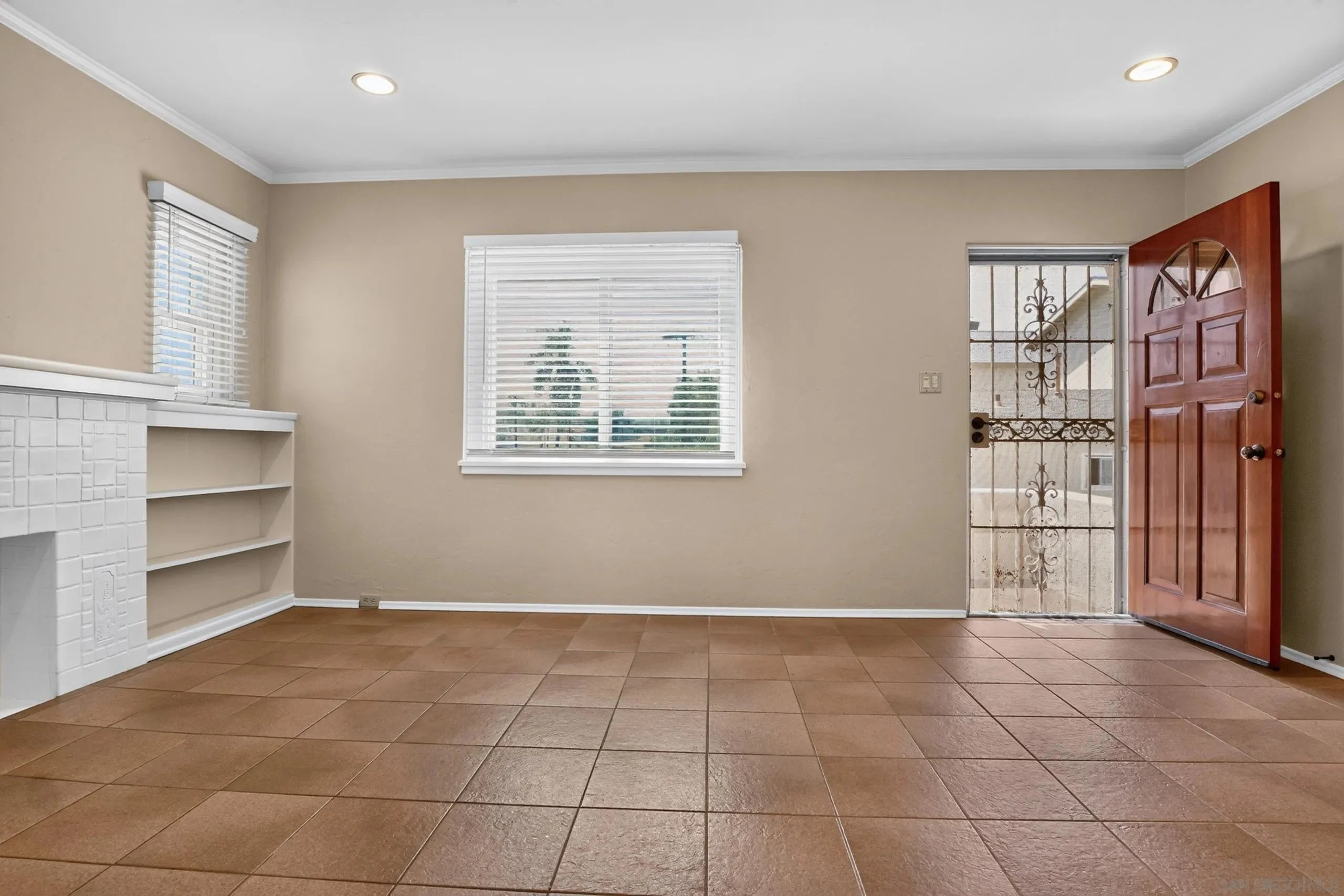 2444 Curlew St San Diego, CA 92101 photo 4