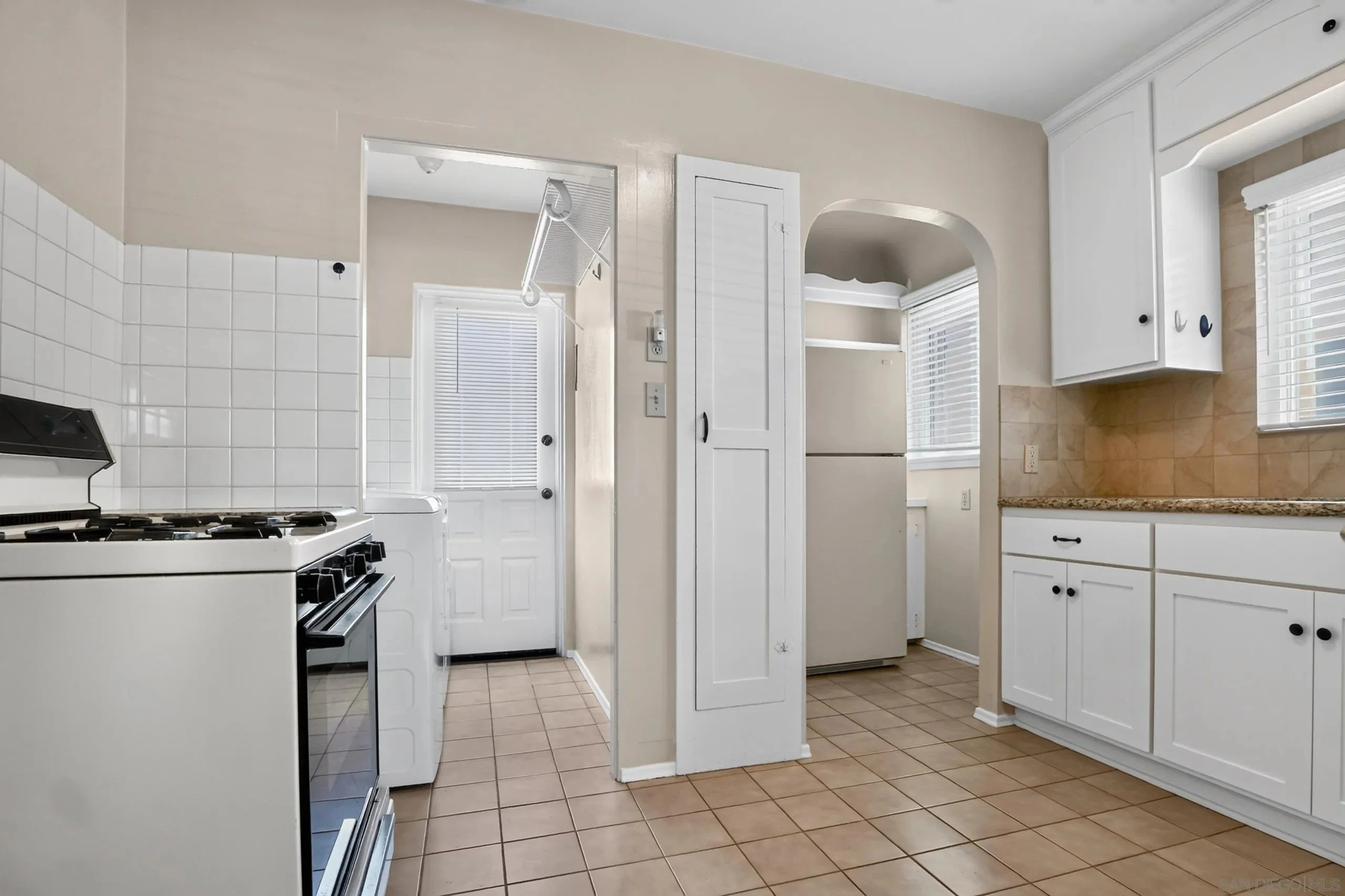 2444 Curlew St San Diego, CA 92101 photo 5