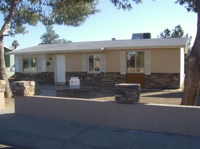 4207 N 74th Dr Phoenix, AZ 85033 photo 2