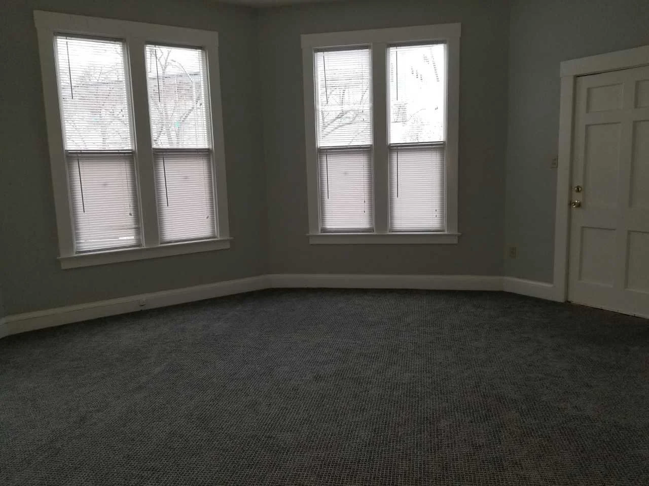 563 Loring Ave photo 4