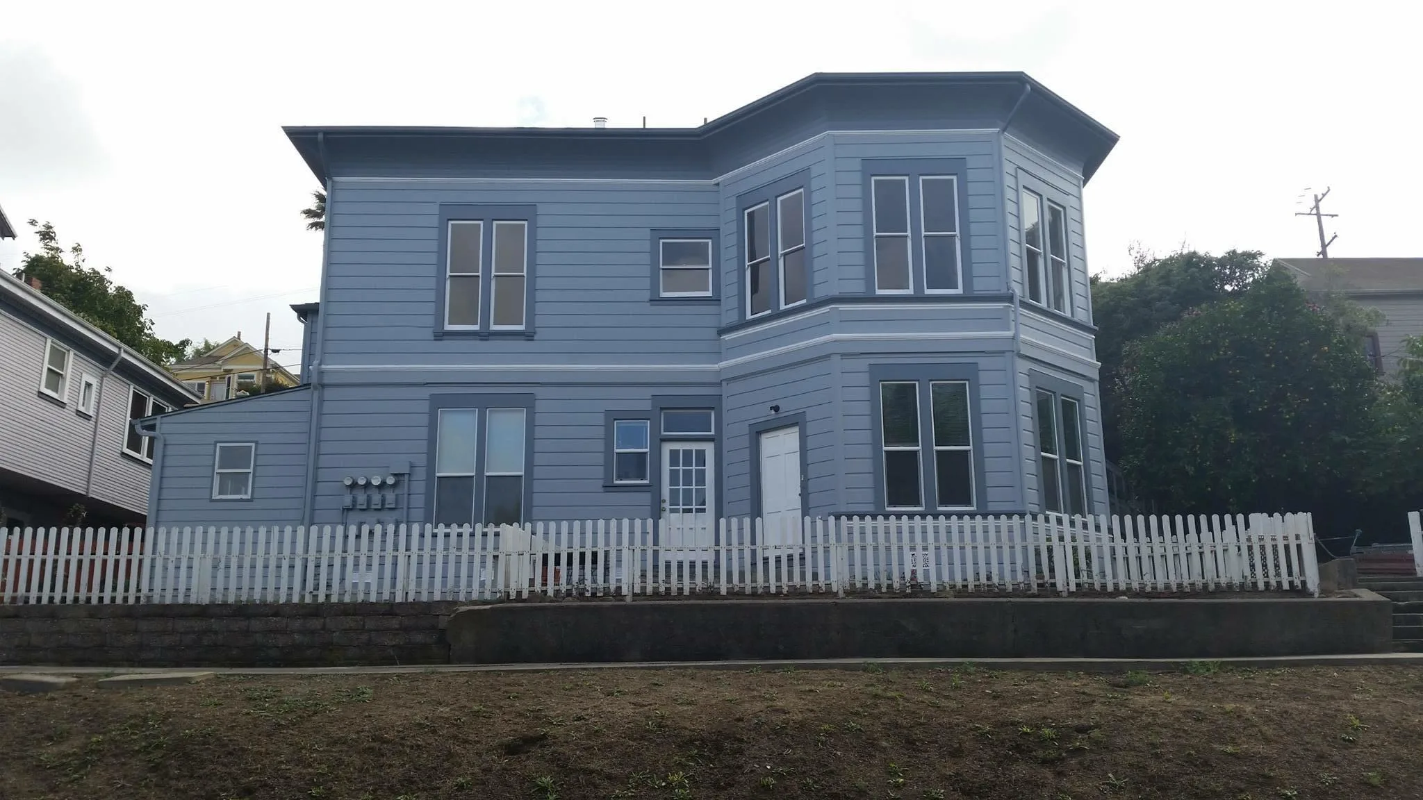 563 Loring Ave photo 2