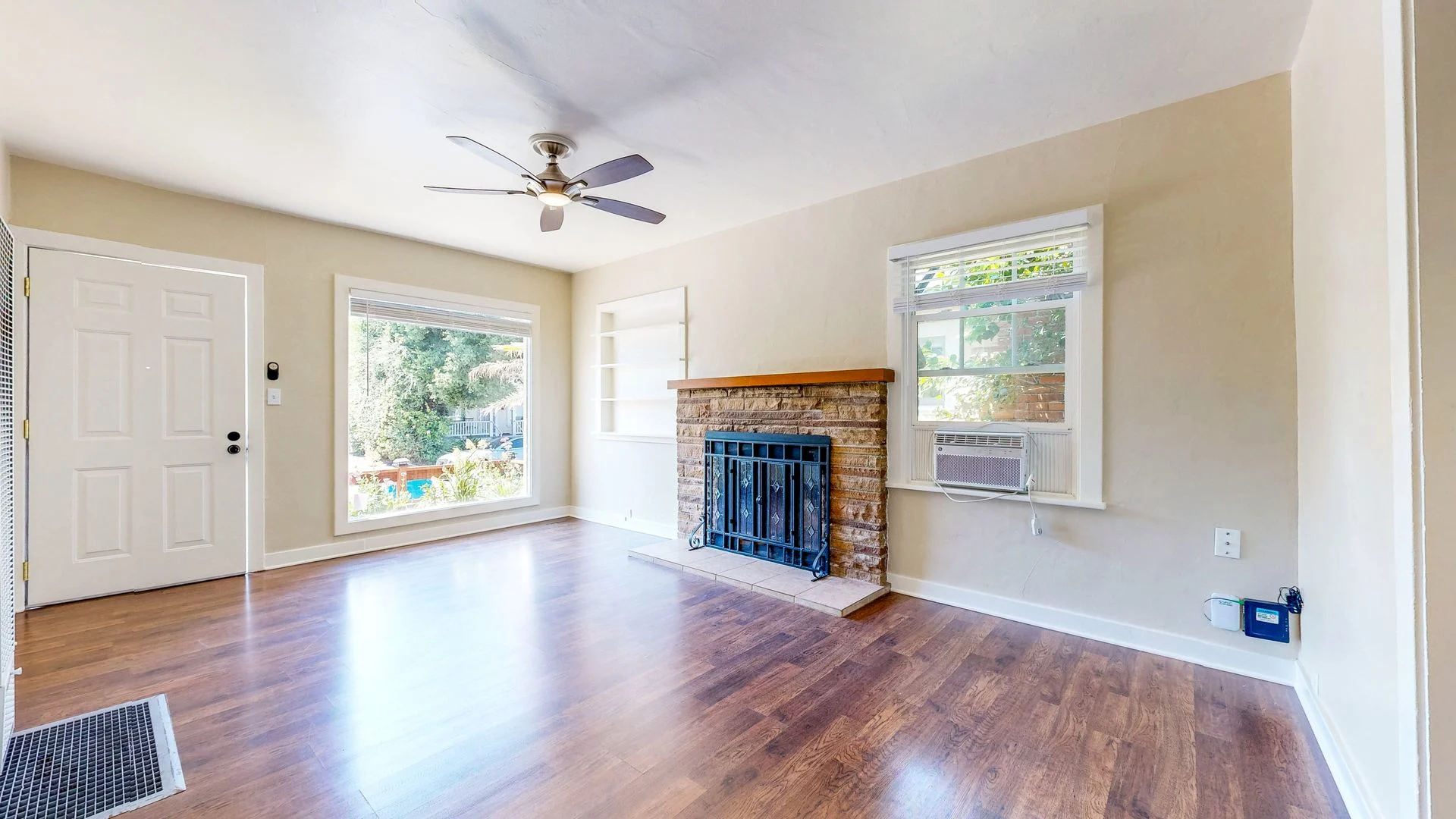 Charming 2 Bedroom 1 Bathroom Single Family Home With One Car Garage! photo 5