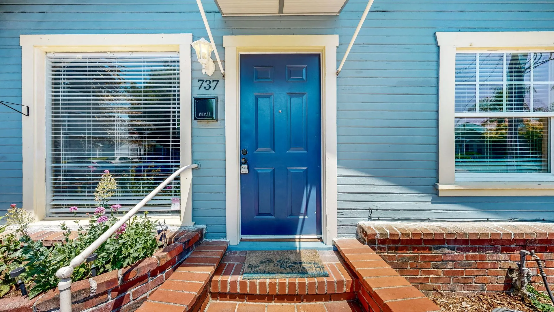 Charming 2 Bedroom 1 Bathroom Single Family Home With One Car Garage! photo 4