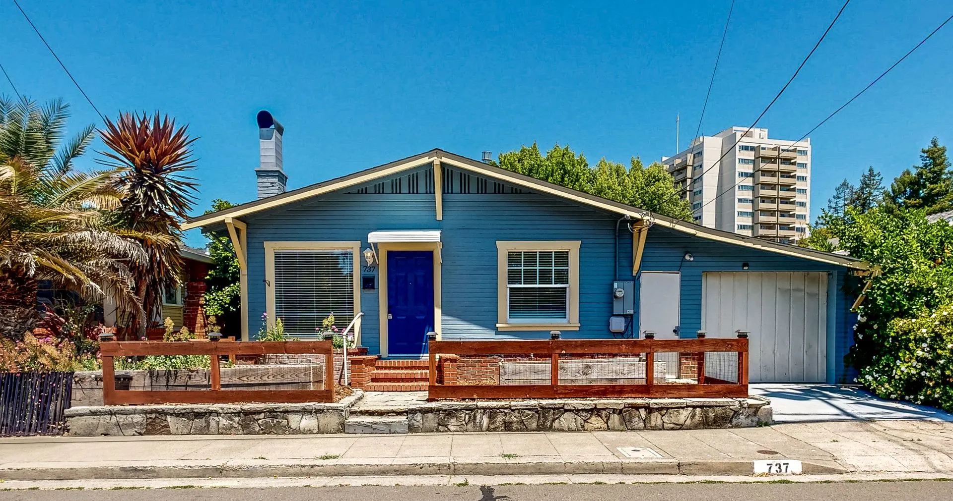 Charming 2 Bedroom 1 Bathroom Single Family Home With One Car Garage! photo 3