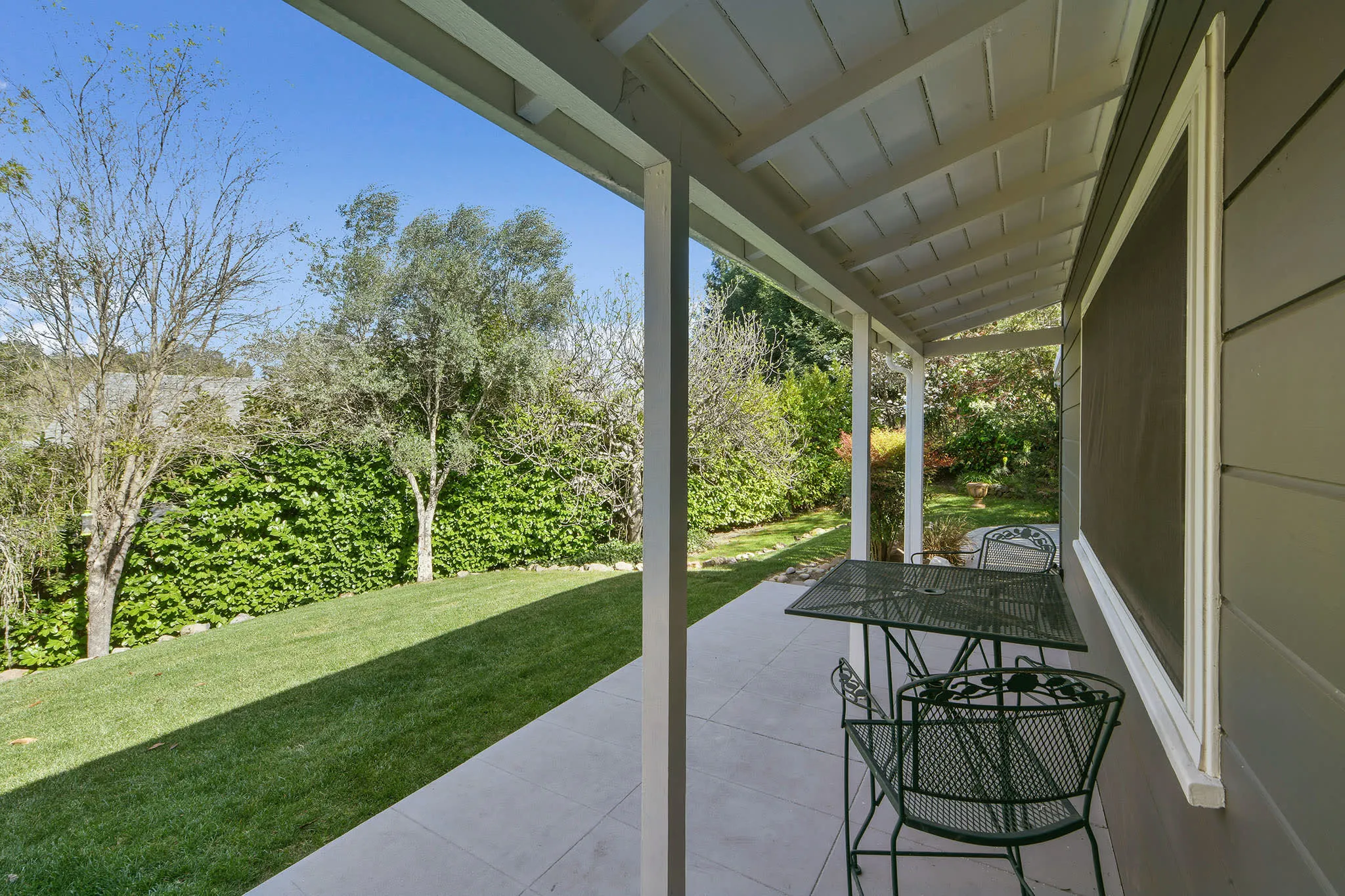 925 Hawthorn Dr photo 3