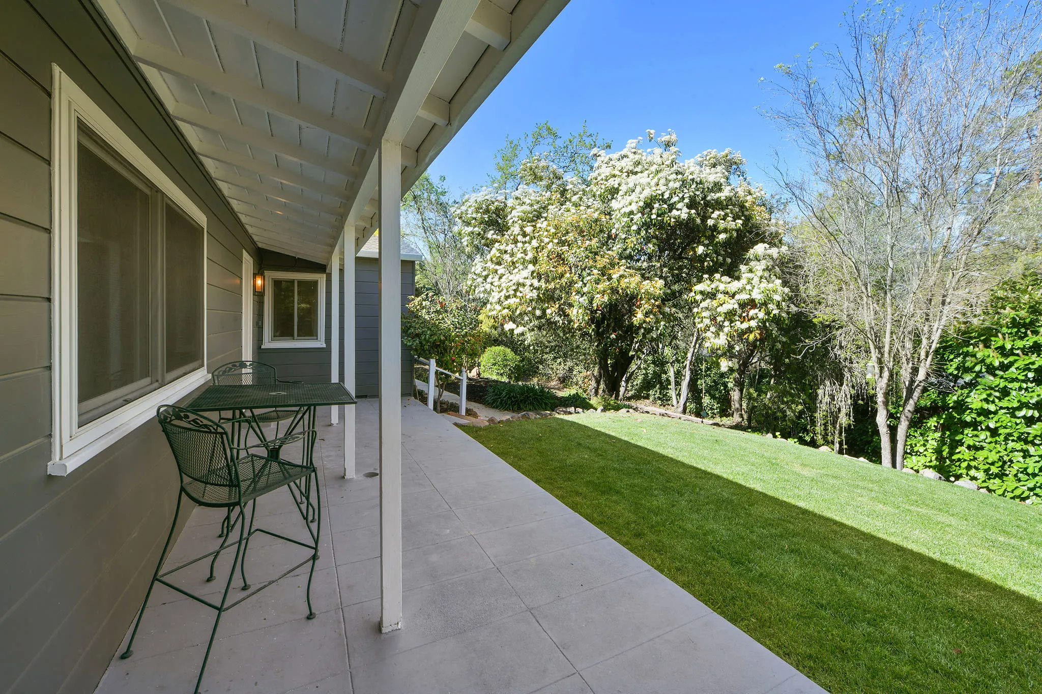 925 Hawthorn Dr photo 2