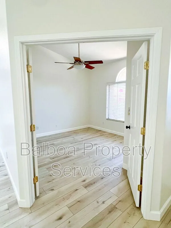 1220 E Briarwood Ter photo 3