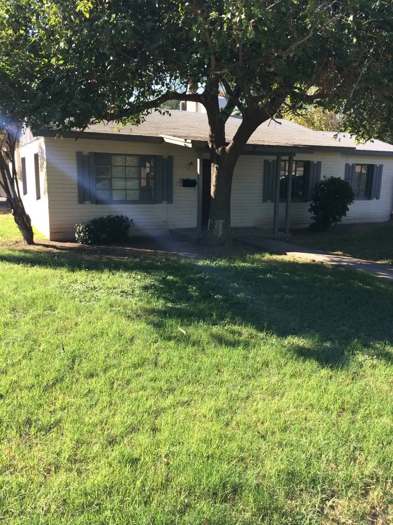 Roomy 6-Bedroom Home with Pool photo 2