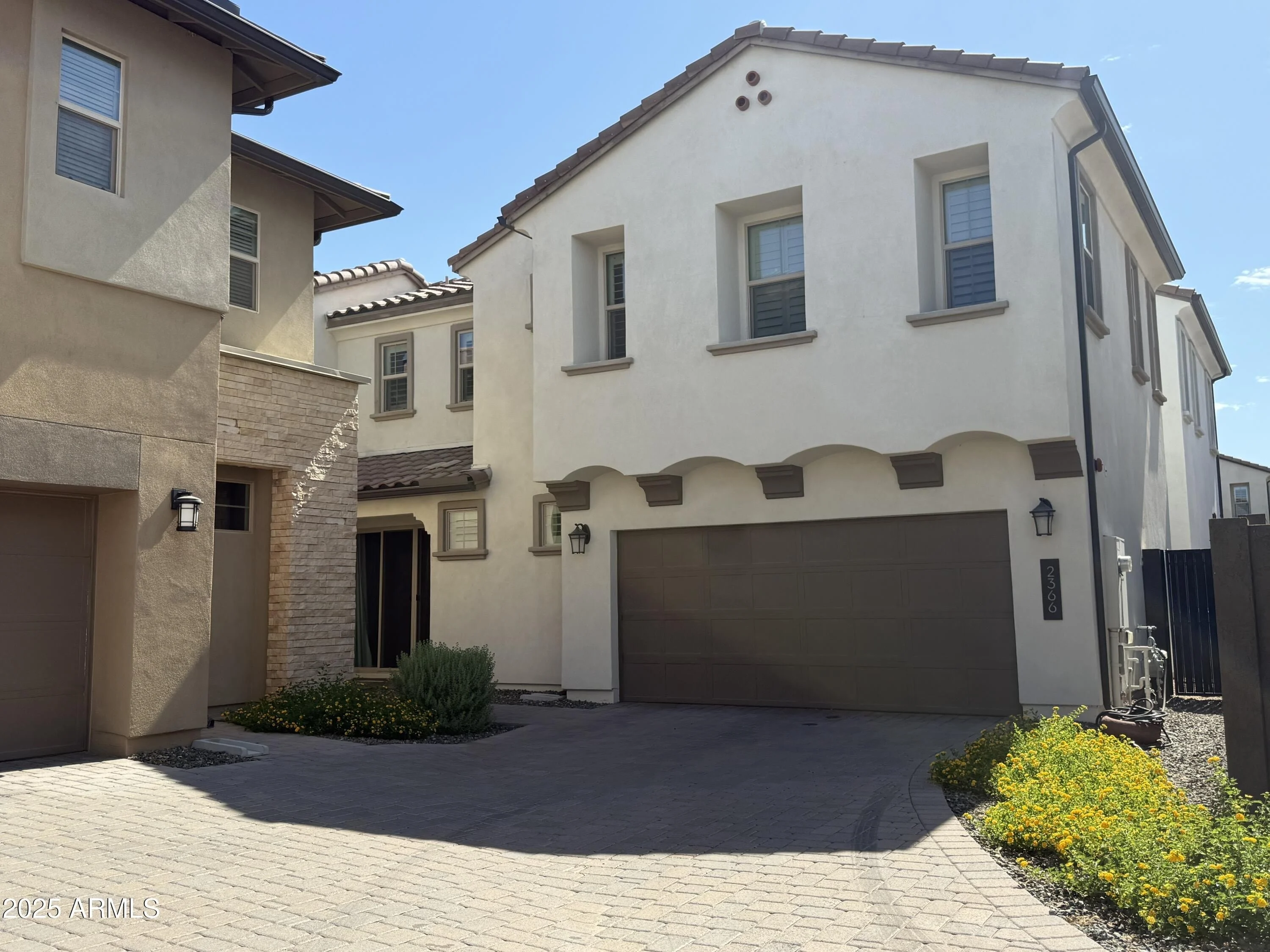 2366 W Gloria Ln photo 3
