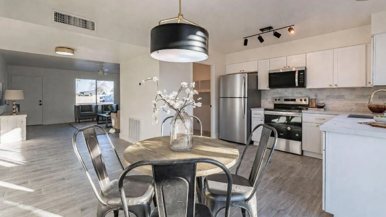 Gated community townhome photo 2