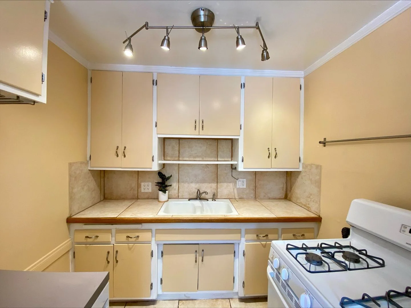 Conveniently Situated Near Shops, Breweries, & Restaurants in North Park! In Unit Washer & Dryer! Spacious Floor Plan! photo 3