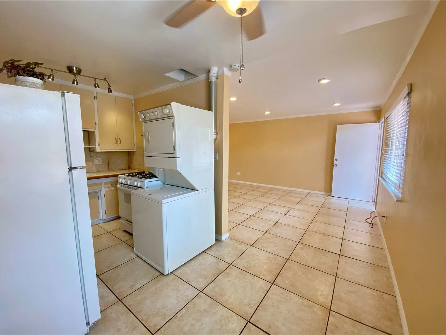 Conveniently Situated Near Shops, Breweries, & Restaurants in North Park! In Unit Washer & Dryer! Spacious Floor Plan! photo 2