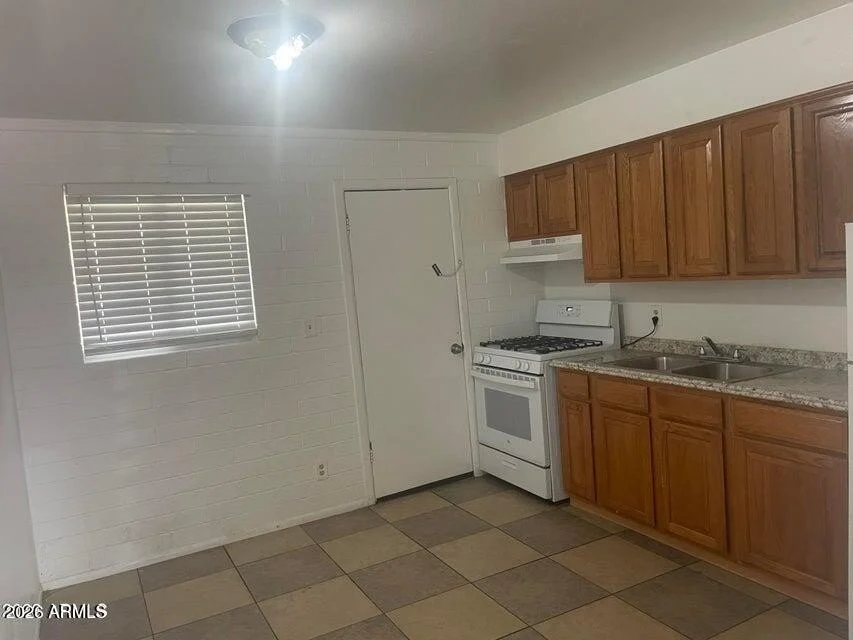 2633 W BELMONT Avenue photo 3