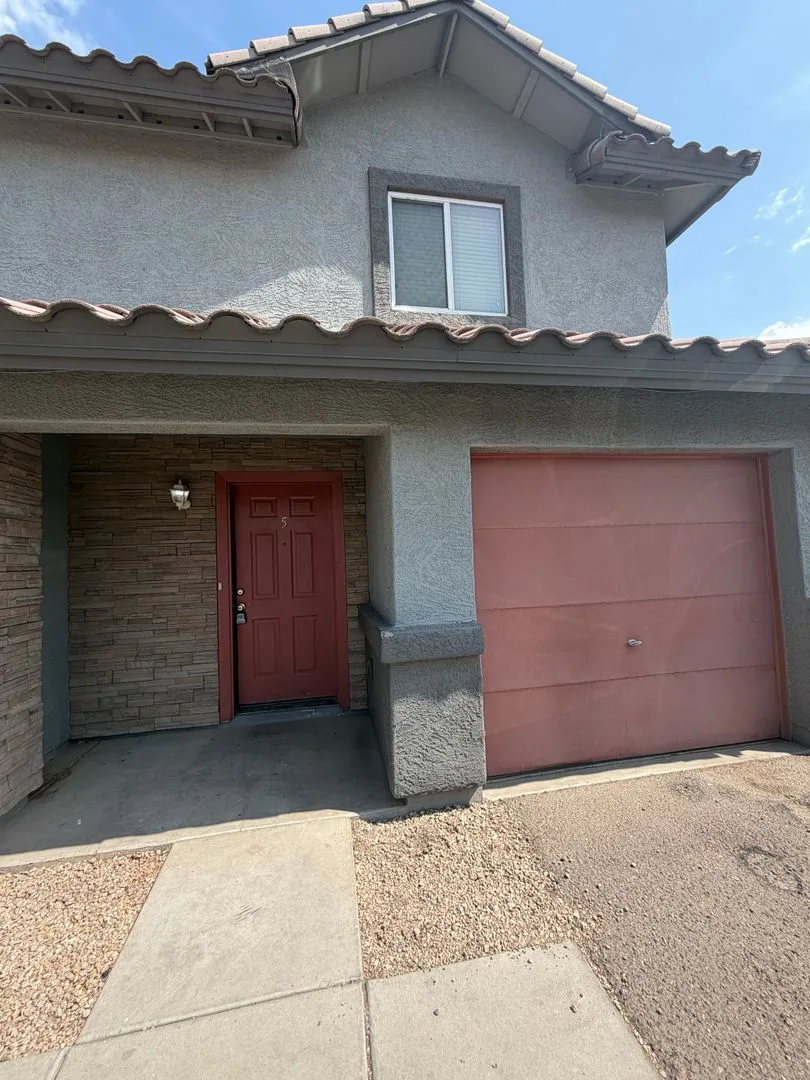 3 BED 2.5 Bath photo 2