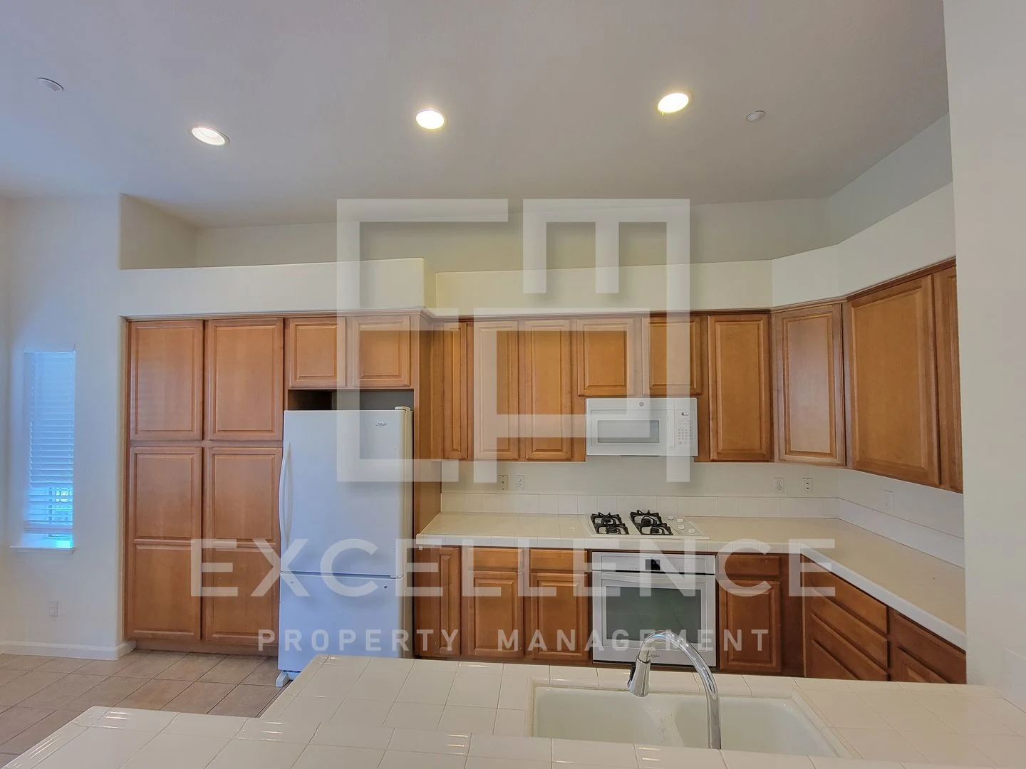 Spacious 3/2.5 Located In Communication Hills, With Two 1 Car Garages, W/D & Large Master Retreat photo 3