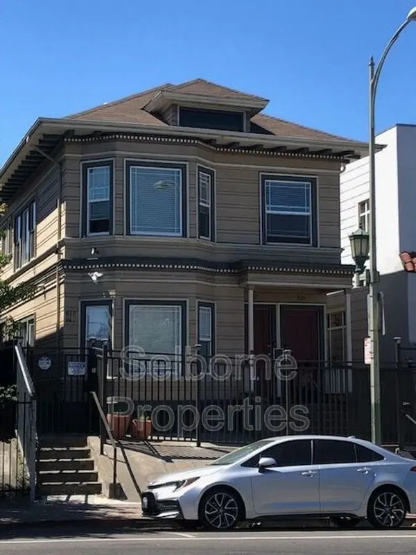 939 International Blvd Oakland, CA 94606 photo 2