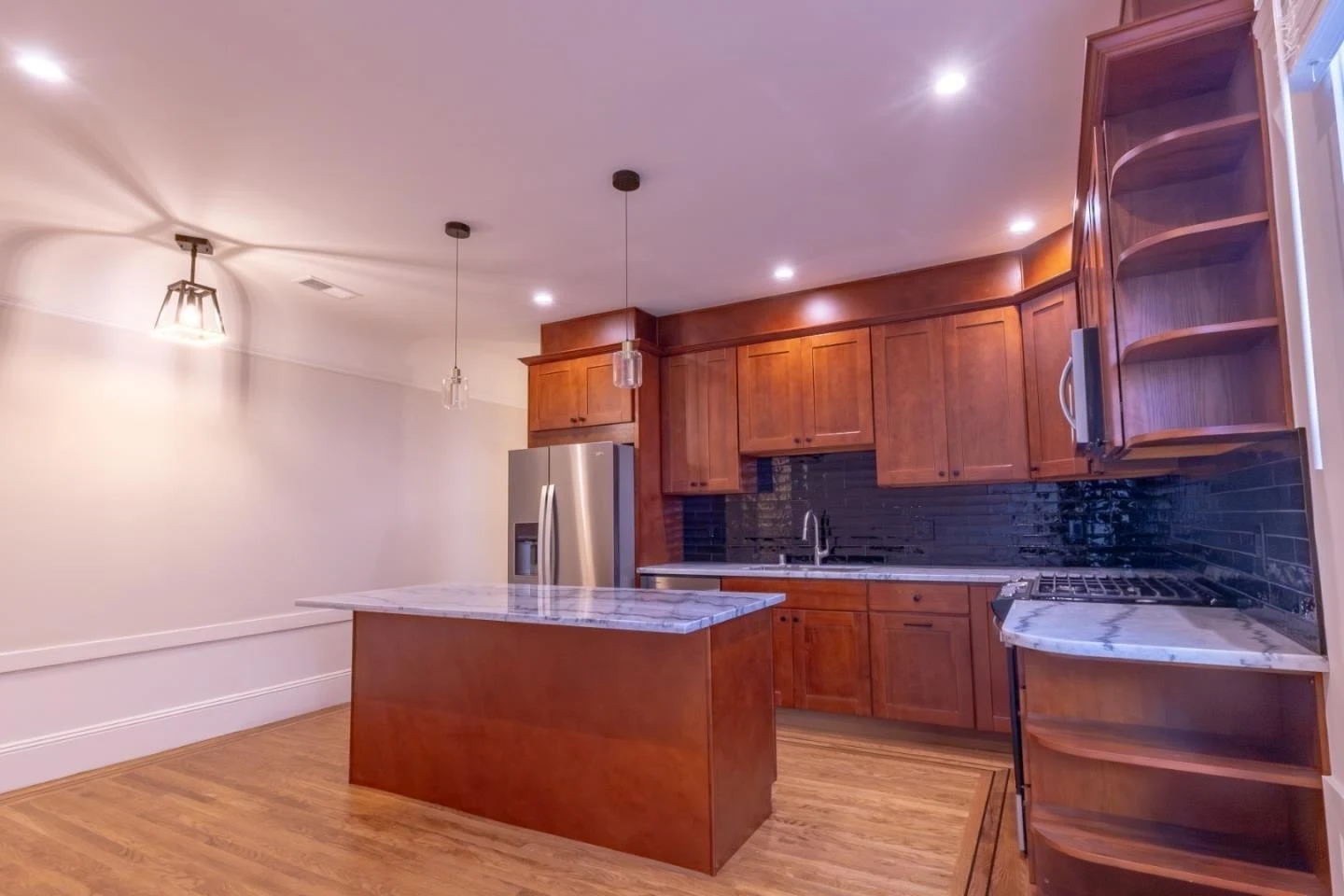 2018 Oakdale AVE photo 2