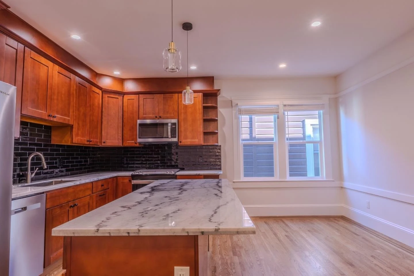 2018 Oakdale AVE photo 4