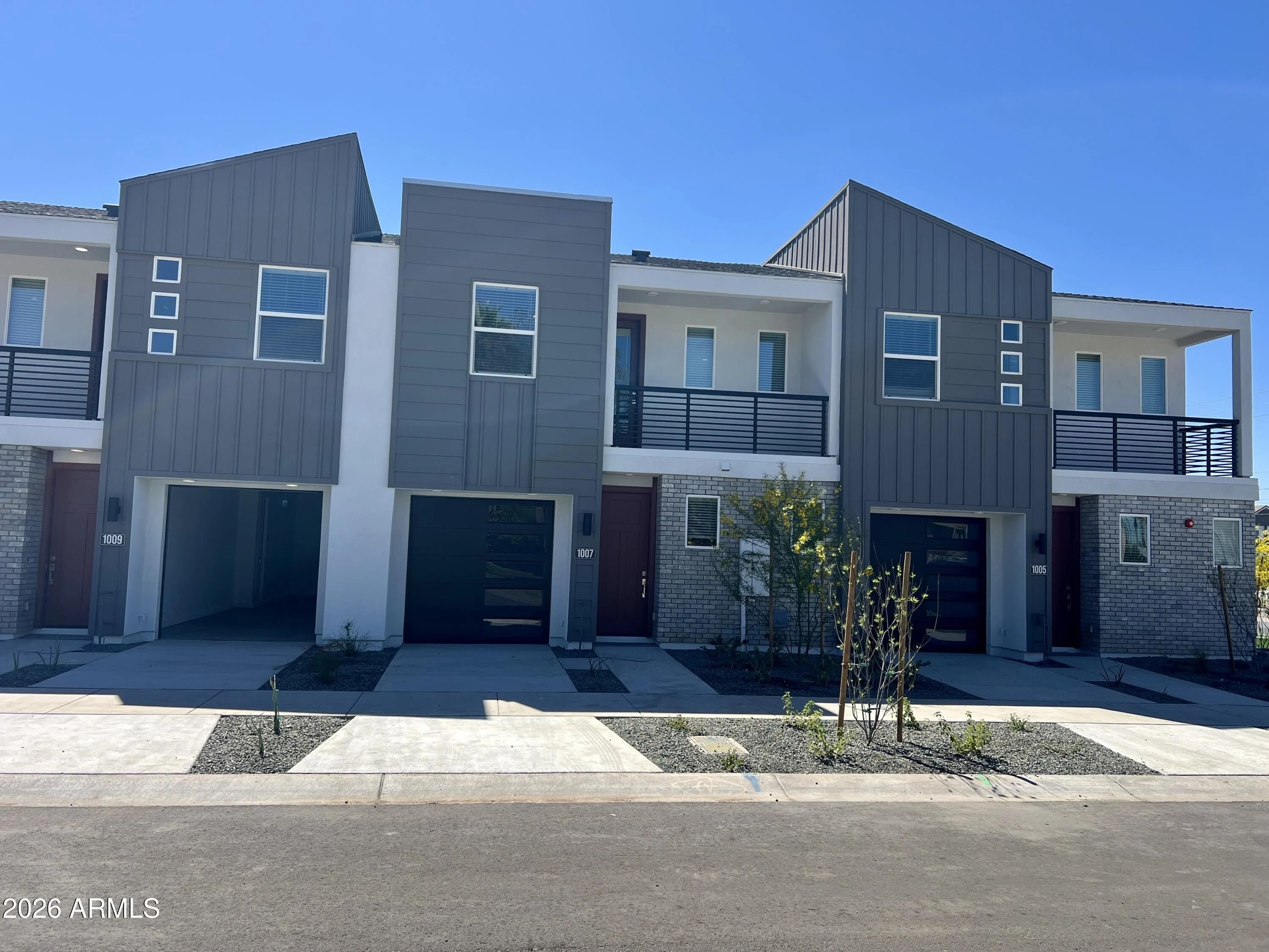 1017 E PASADENA Avenue photo 3