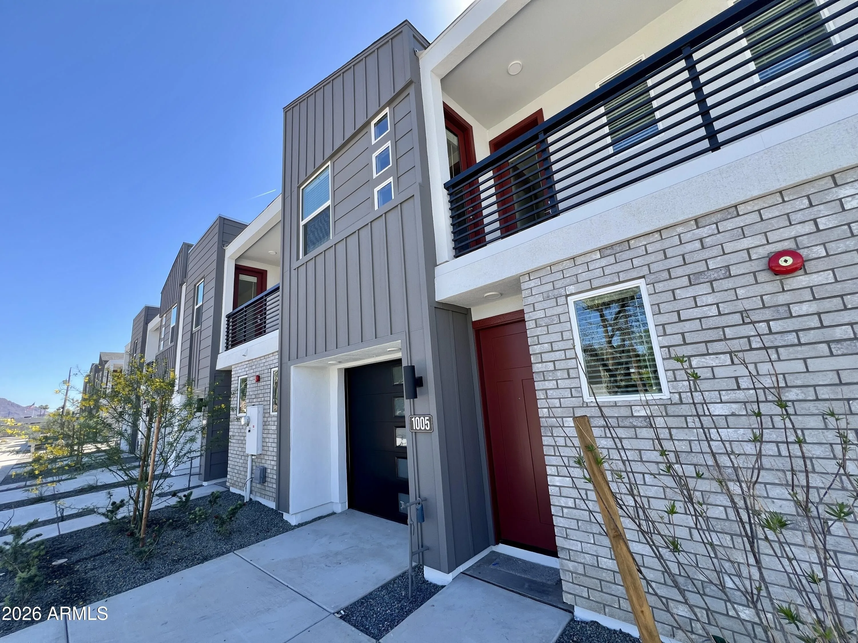 1017 E PASADENA Avenue photo 2