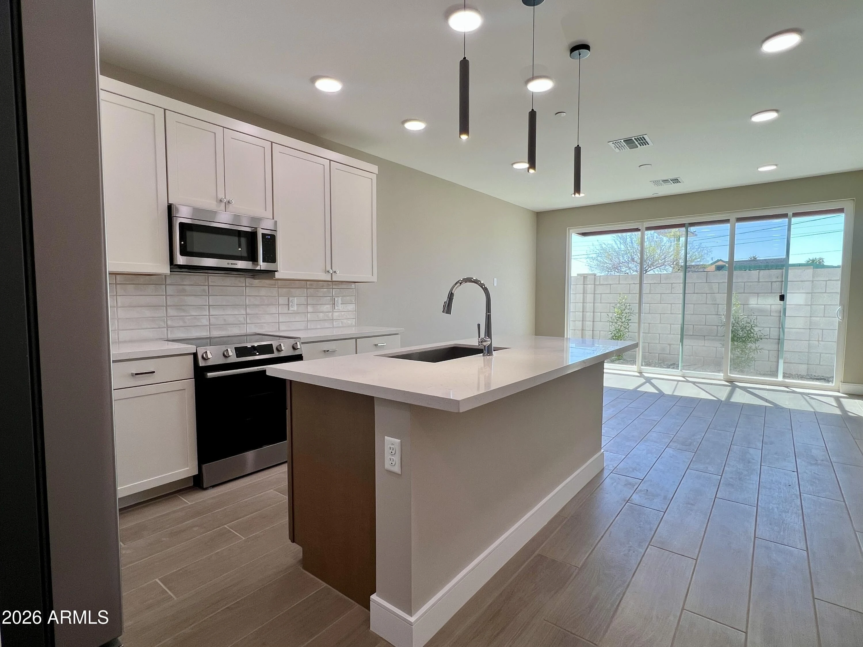1015 E PASADENA Avenue photo 2