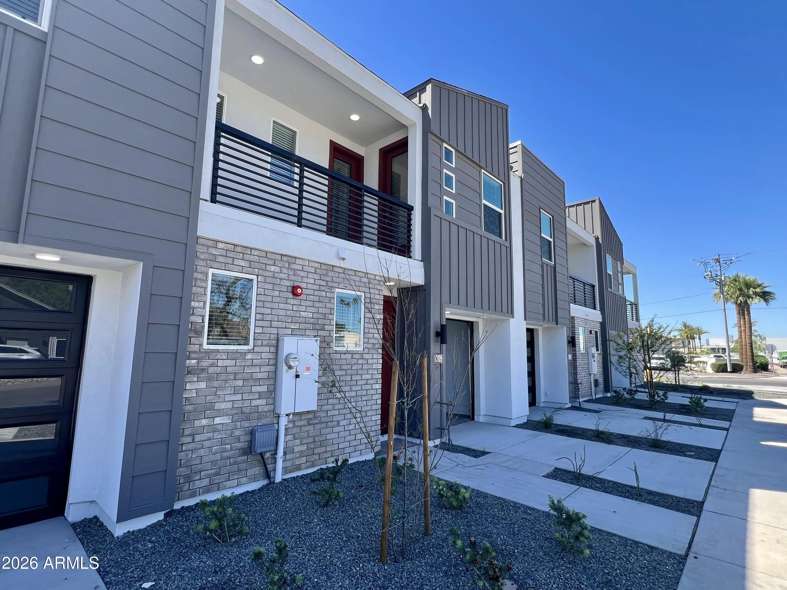 1015 E PASADENA Avenue photo 3