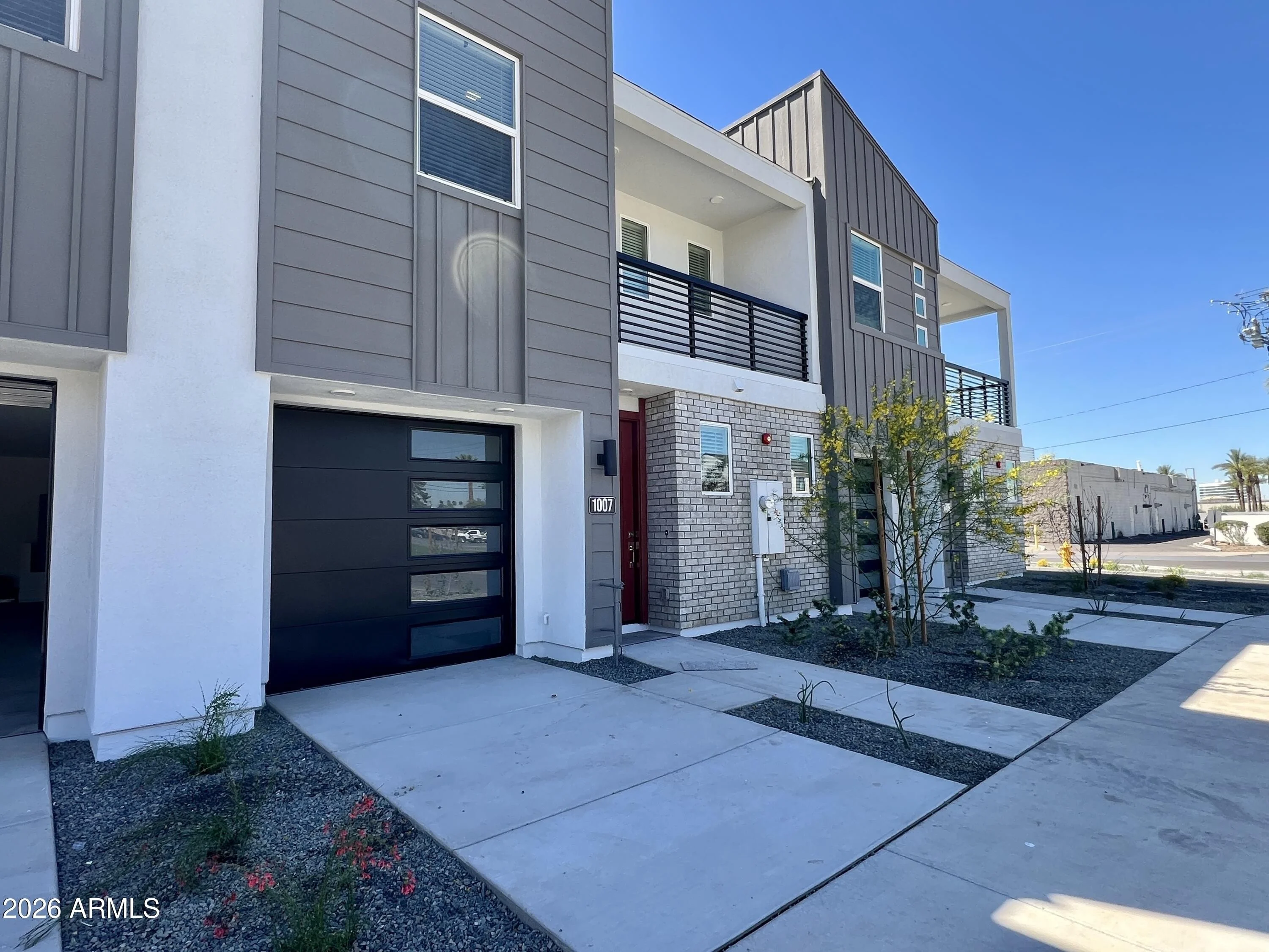 1015 E PASADENA Avenue photo 4