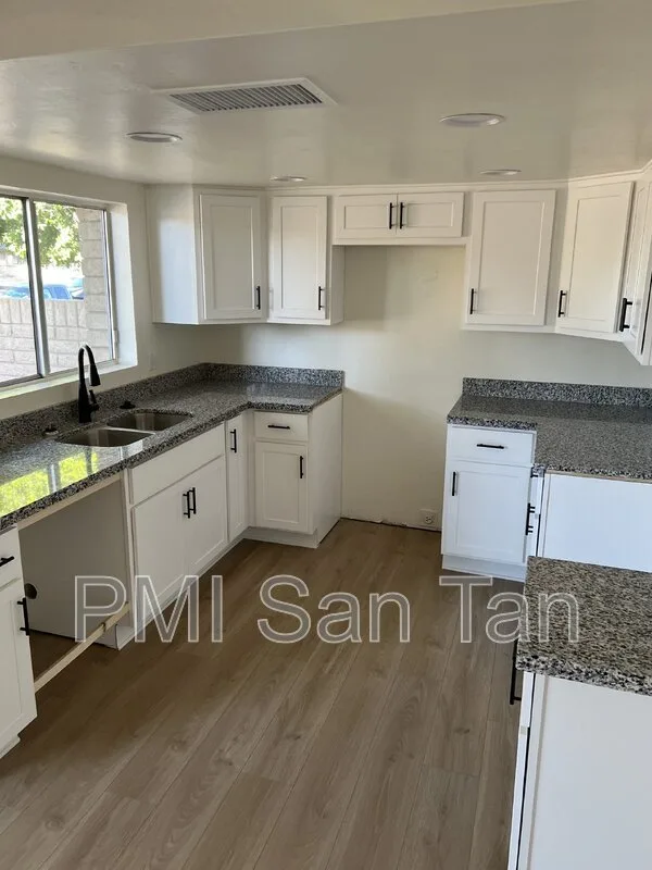 10 W Concorda Dr Tempe, AZ 85282