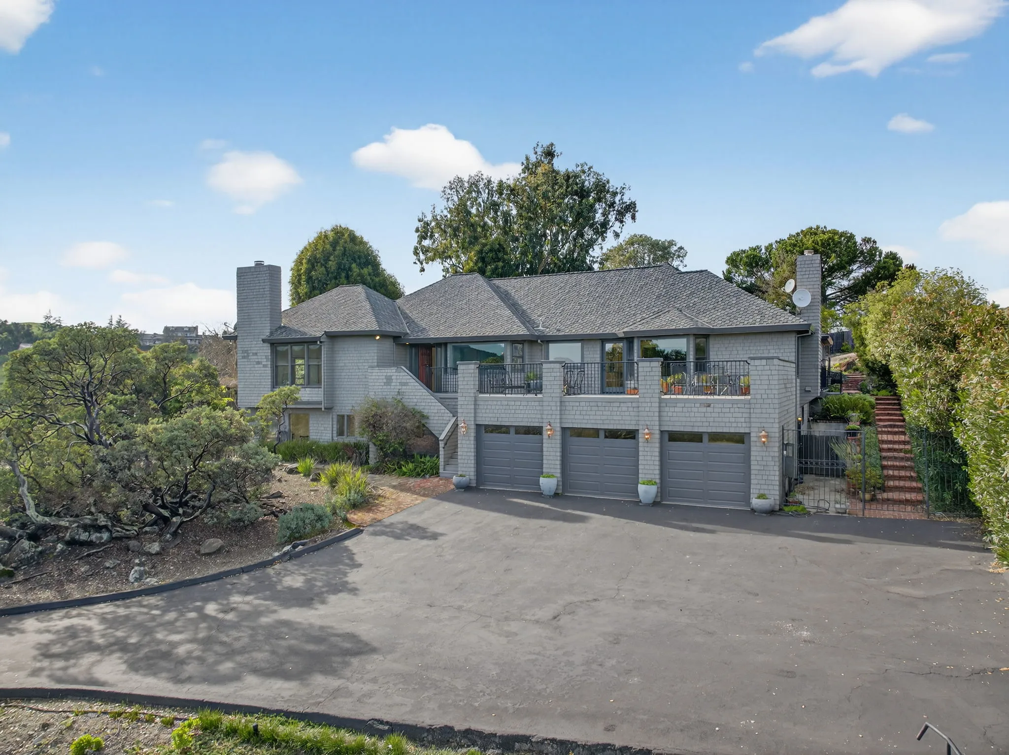 Stunning 5 Bed / 4 Bath Single Family Home Located In Morgan Hill photo 2