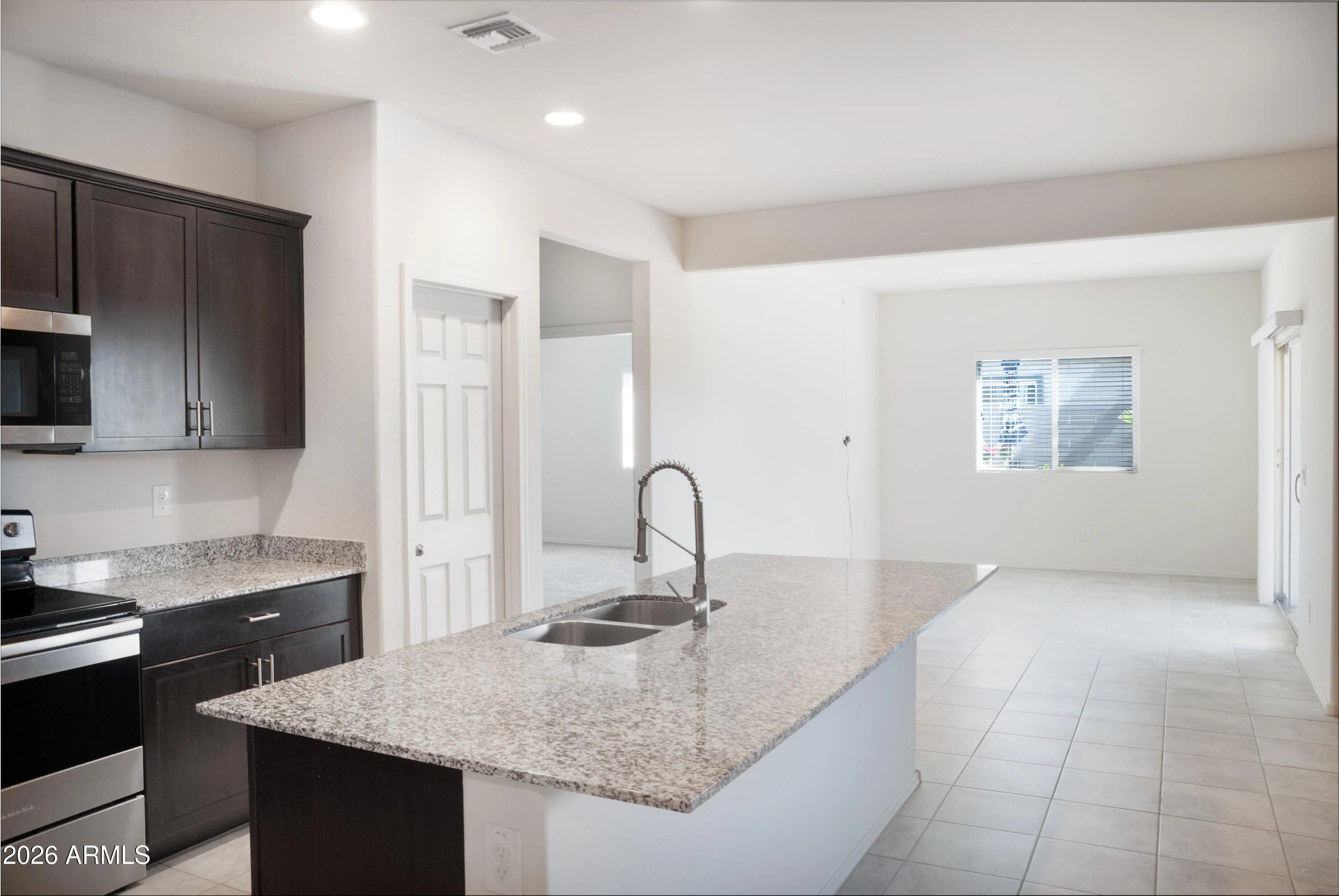 43633 W Yucca Lane photo 5