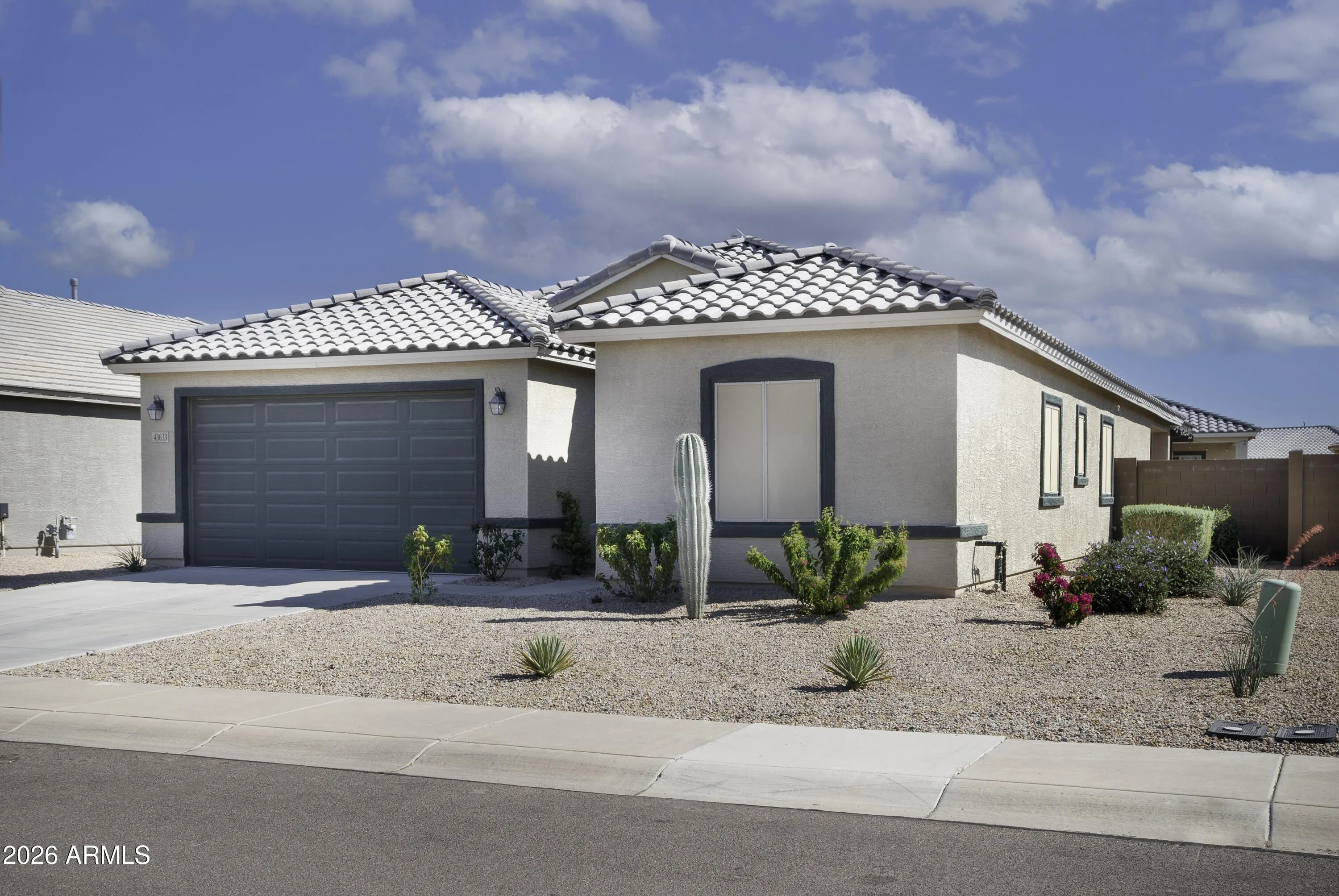 43633 W Yucca Lane photo 2