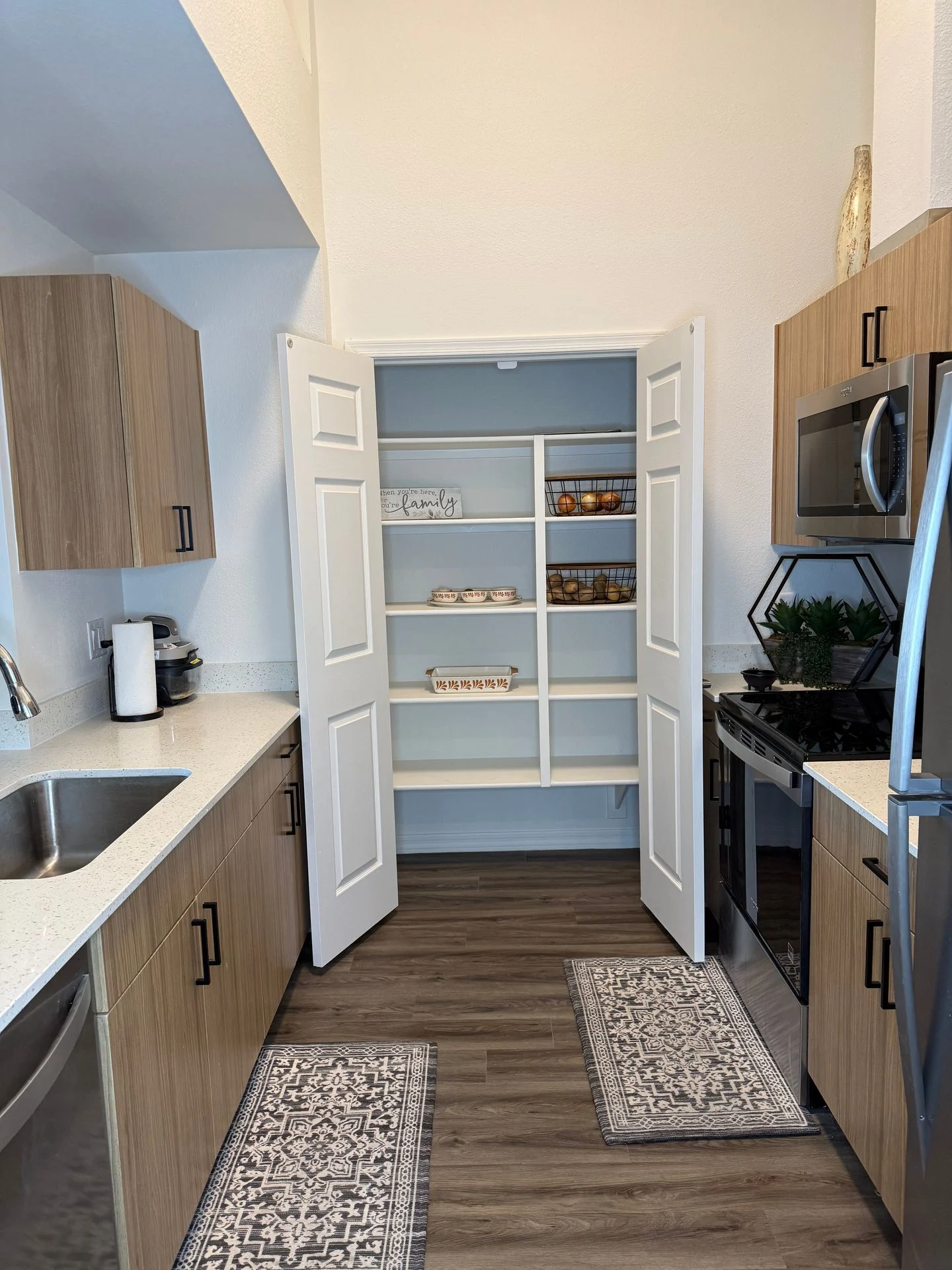 The Crest at Skyline Now offering up to 8 weeks FREE rent! Call today to schedule your tour: (480) 390-5392 photo 5
