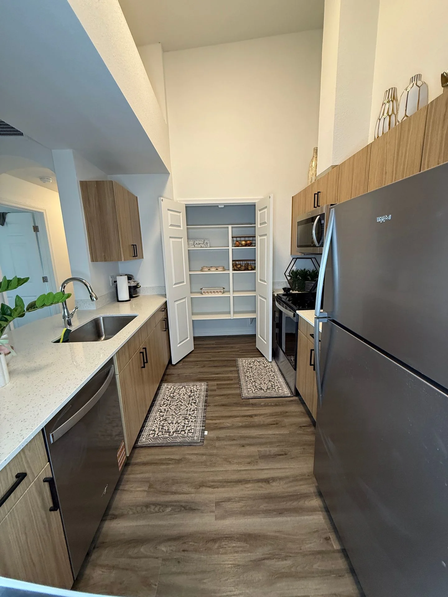 The Crest at Skyline Now offering up to 8 weeks FREE rent! Call today to schedule your tour: (480) 390-5392 photo 4