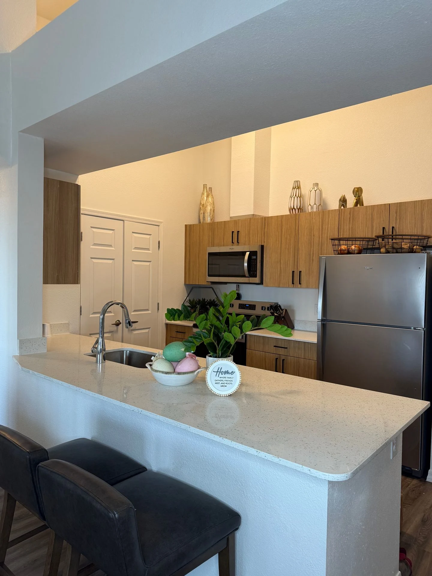 The Crest at Skyline Now offering up to 8 weeks FREE rent! Call today to schedule your tour: (480) 390-5392 photo 2