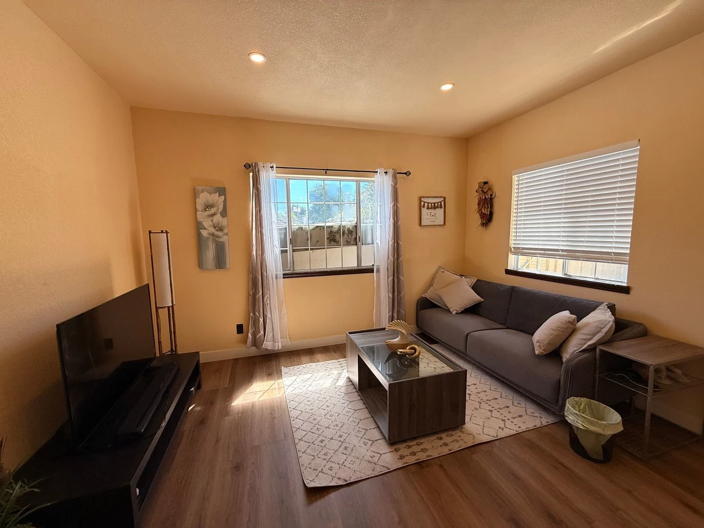 3625 Lyon Ave photo 2