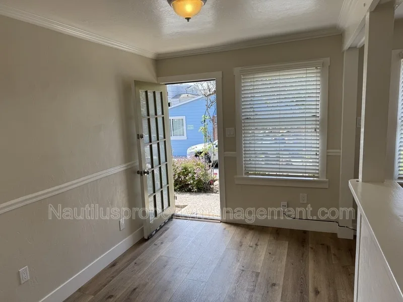 202 Cherry Avenue photo 2