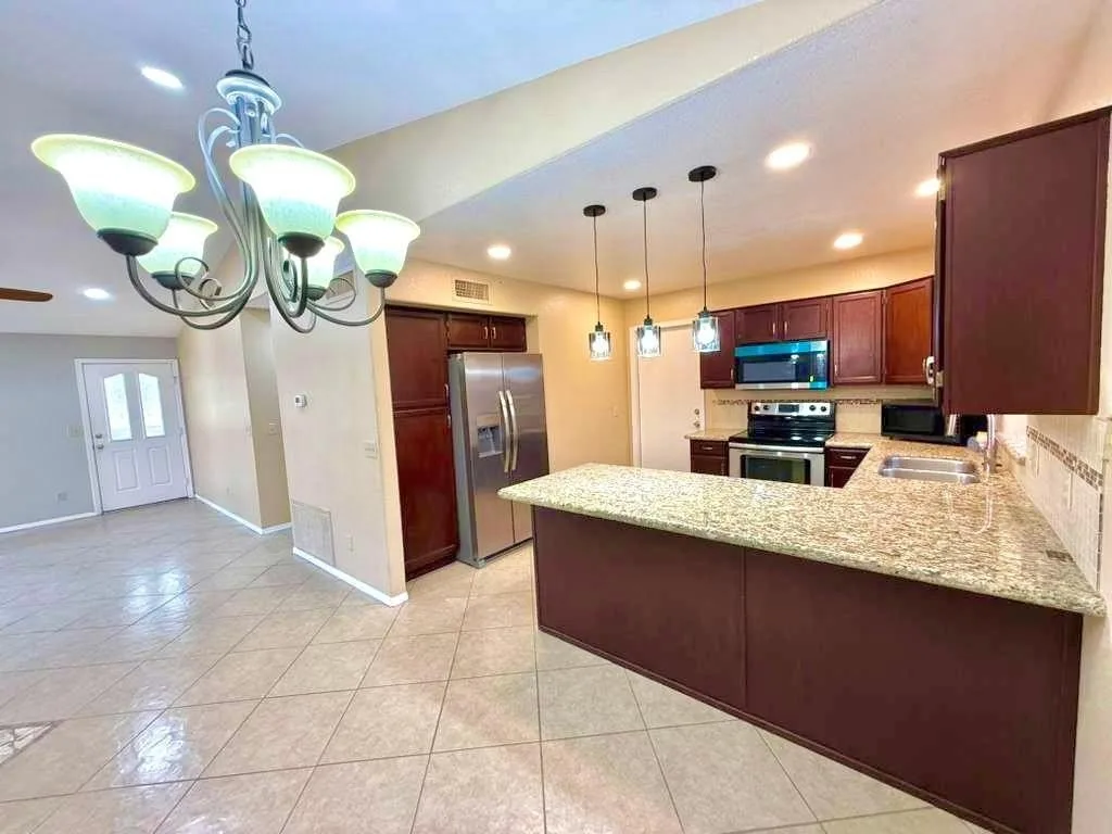 7568 West Kerry Lane, Glendale, AZ 85308 photo 2