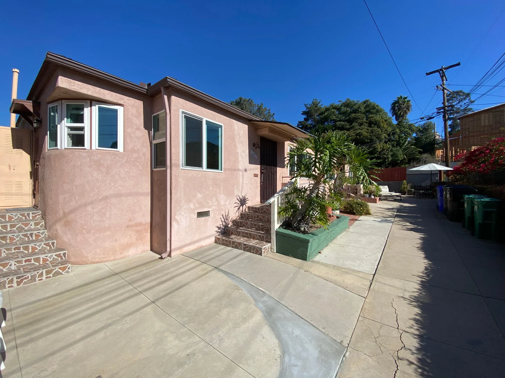 Great Tucked Away Location In Bankers Hill! Cozy Two Bedroom! Shared Outdoor Space!