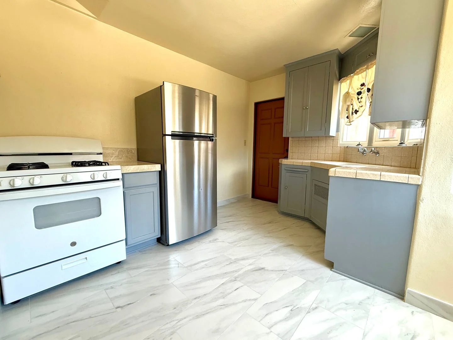 Great Tucked Away Location In Bankers Hill! Cozy Two Bedroom! Shared Outdoor Space! photo 5