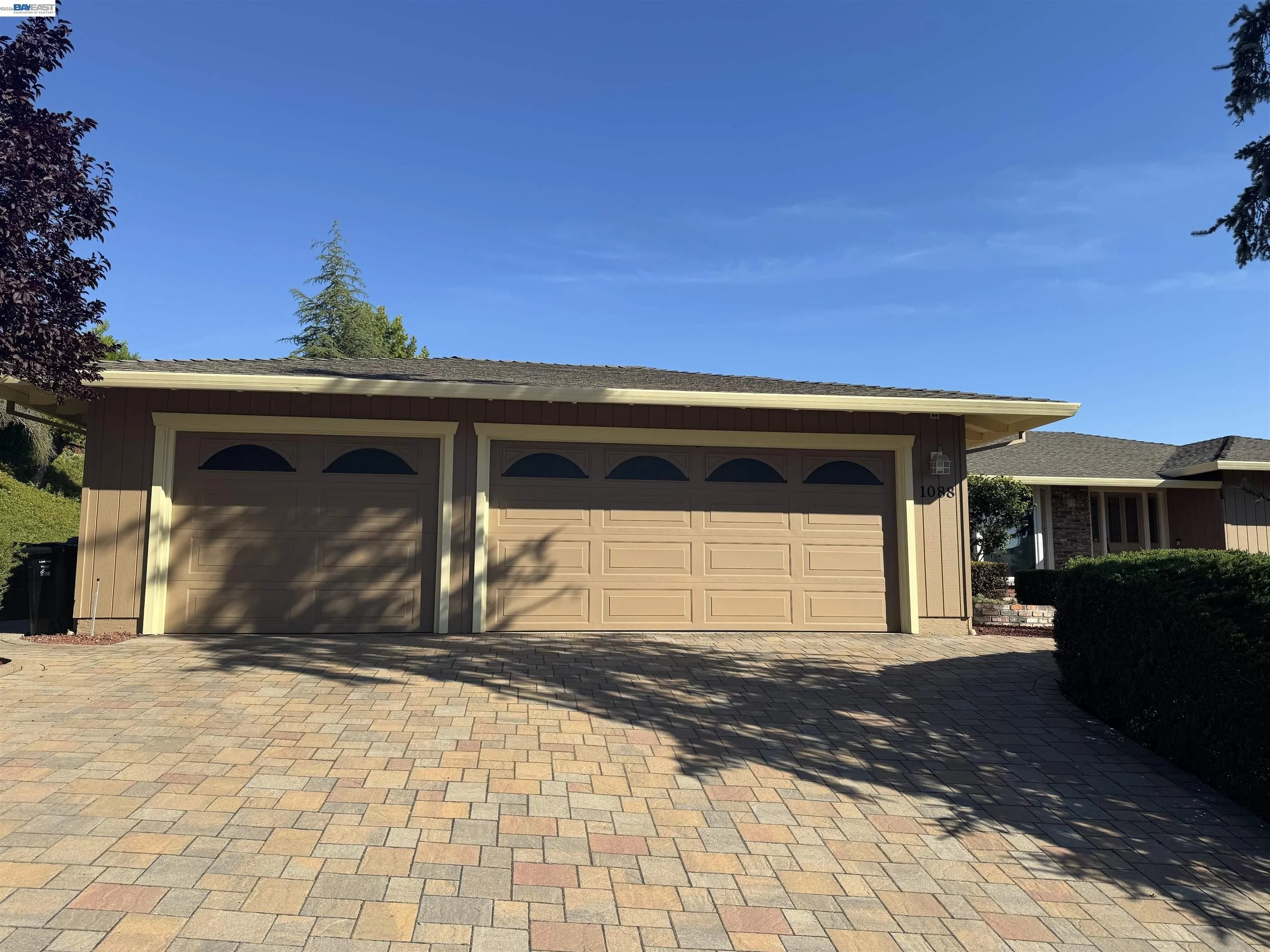 1088 Country Club Dr photo 2